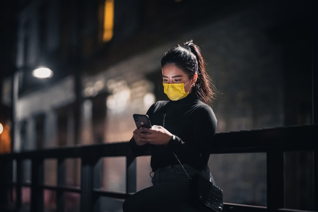 O Eco Silencioso da Alma: Desvendando a Solidão na Era da Conexão Digital